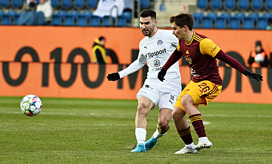 Zálo�ník Michal Trávník ze Slovácka (vlevo) odehrává mí� p�ed Christiánem...