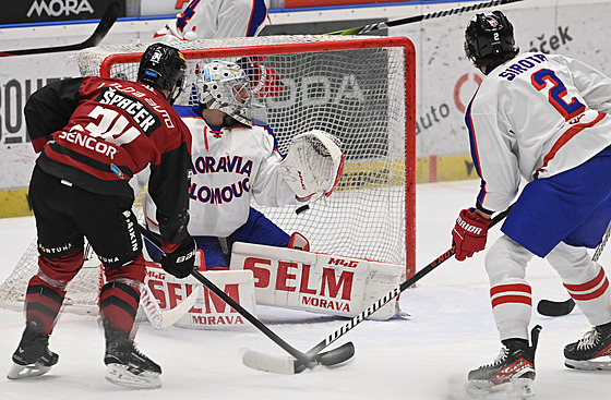 Spar�anský úto�ník Michael �pa�ek p�ed branká�em Mat�jem Machovským z Olomouce