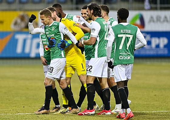 Jablone�tí fotbalisté oslavují stý ligový gól Jana Chramosty.