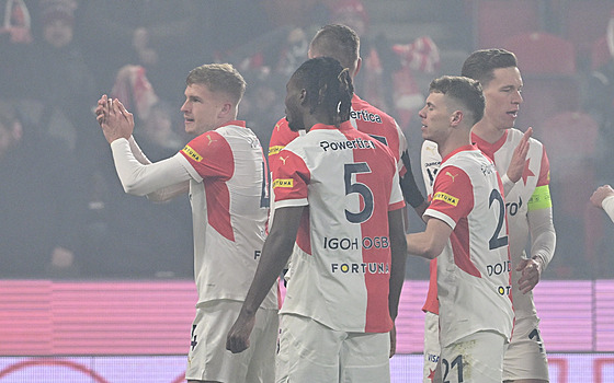 Fotbalisté Slavie se radují z gólu Davida Zimy (vlevo).