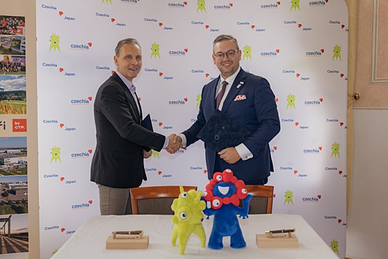 Smlouvu o spolupráci podepsal generální komisa� �eské ú�asti Ond�ej So�ka...