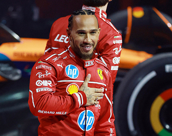 Lewis Hamilton si vá�í podpory fanou�k�, která se mu dostala p�i p�edstavování...
