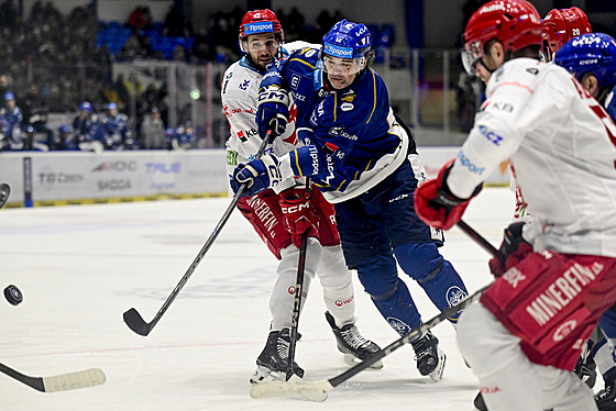 Jaromír Jágr (v modrém) se sna�í prokli�kovat t�ineckou obranou.