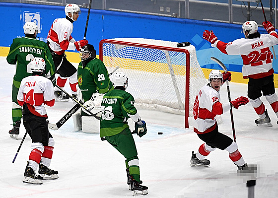 Hokejisté Hongkongu se radují z gólu do sít� Turkmenistánu.