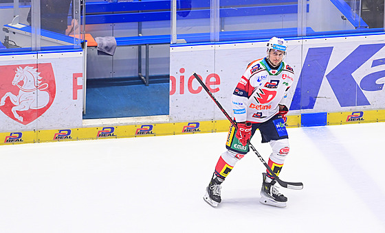 Pardubický obránce Michal Houdek mí�í do kabiny poté, co vyfasoval trest do...