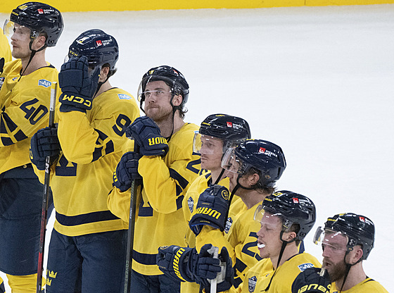 Zklamaní �véd�tí hokejisté po porá�ce na Four Nations