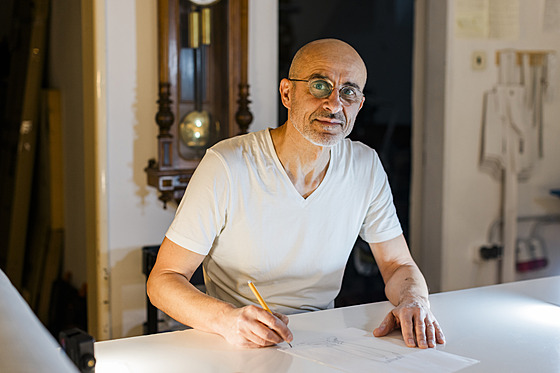 P�ední pánský krej�í a návrhá� Roman Humlí�ek (14. února 2025)