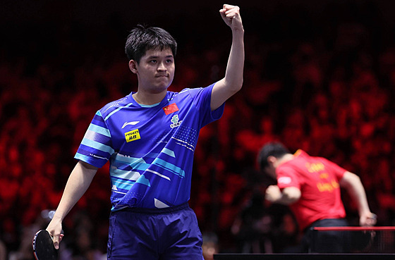 ínský stolní tenista Lin -tung se hecuje ve finále turnaje Singapore Smash.