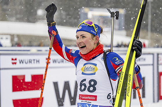 Justine Braisazová-Bouchetová slaví v cíli sprintu titul mistryn� sv�ta.