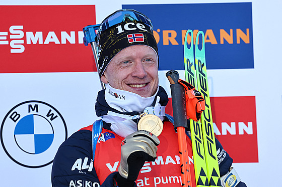 Johannes Bö se svou �tvrtou zlatou medailí ze sprintu na mistrovství sv�ta.