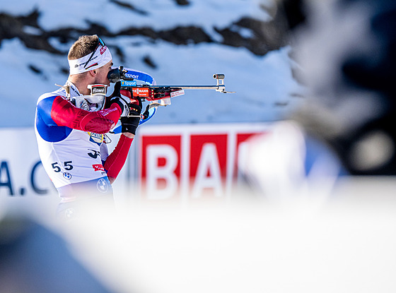 Michal Kr�má� na st�elnici ve vytrvalostním závod�.