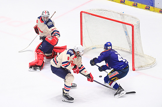 Jakub Odo� z Bud�jovic posouvá puk za bezmocného pardubického branká�e Tomá�e...