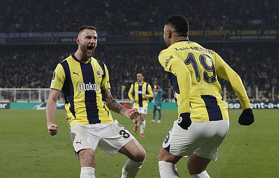 Youssef En-Nesyri slaví s Milanem Skriniarem t�etí gól Fenerbahce Istanbul...