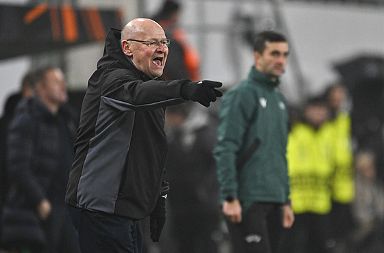 Plze�ský trenér Miroslav Koubek ud�luje pokyny svým sv��enc�m v utkání s...