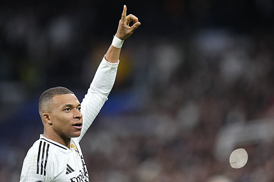Kylian Mbappé ukazuje, kdo je hlavní hv�zdou utkání Realu se City.