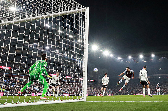 Ollie Watkins posílá do brány Liverpoolu druhý gól Aston Villy.