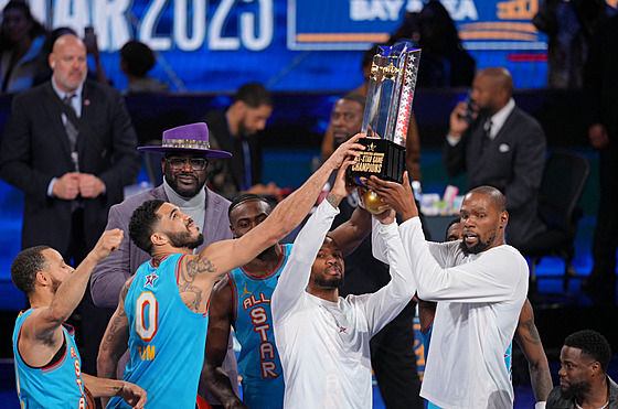 Tým Shaquilla ONeala pebírá trofej pro vítze Utkání hvzd NBA.