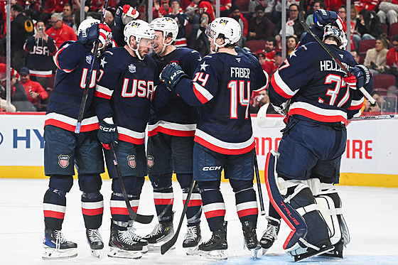 Ameri�tí hokejisté se radují z vít�zství nad Kanadou.