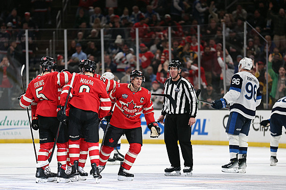Radost kanadských hokejist� po gólu na 5:3 proti Finsku.