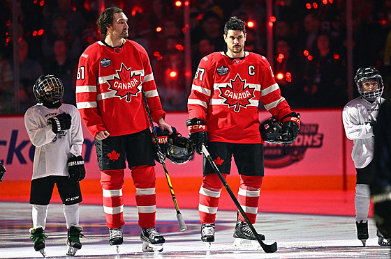 Mark Stone a Sidney Crosby b�hem kanadské hymny p�ed zápasem proti �védsku.