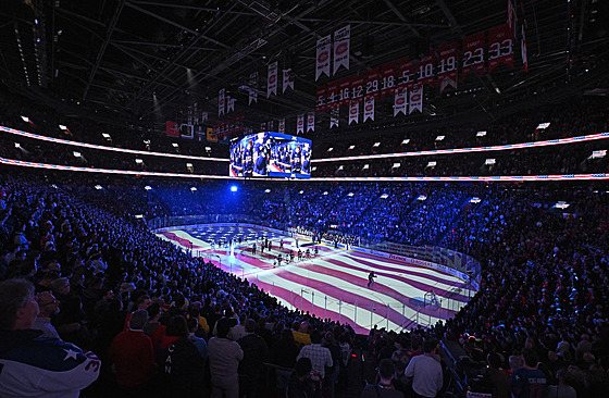 Montrealská aréna Bell Centre b�hem americké hymny.