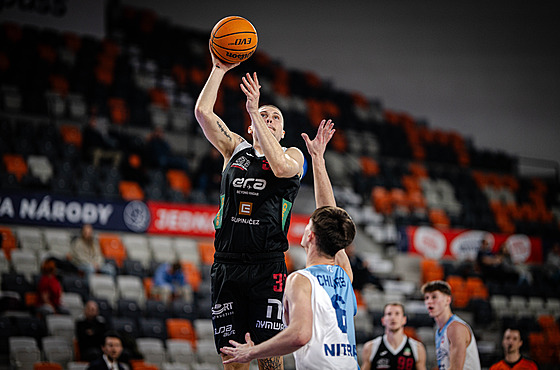 Nymburský basketbalista J.T. Shumate zakon�uje v utkání s Nitrou.