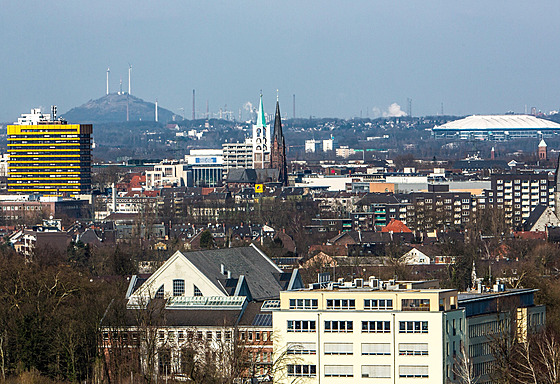Pohled na m�sto Gelsenkirchen. V pozadí strusková halda Scholven s v�trnými...