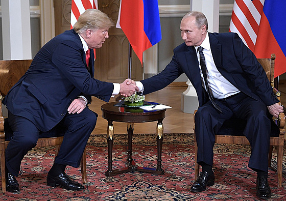 Americký prezident Donald Trump (vlevo) a jeho ruský prot�j�ek Vladimir Putin...