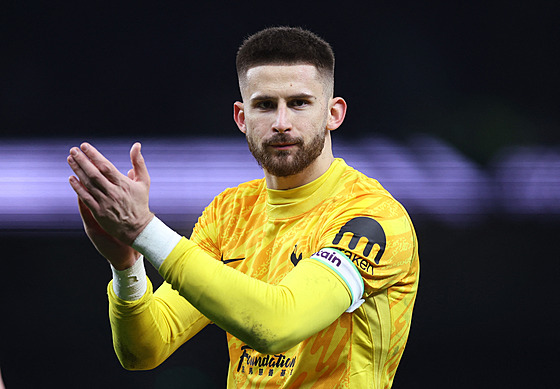 Italský branká� Guglielmo Vicario dochytal utkání Tottenhamu s Manchesterem...