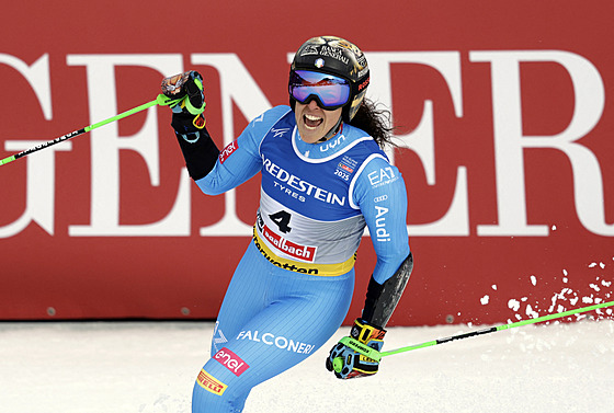 Federica Brignoneová slaví triumf v ob�ím slalomu.