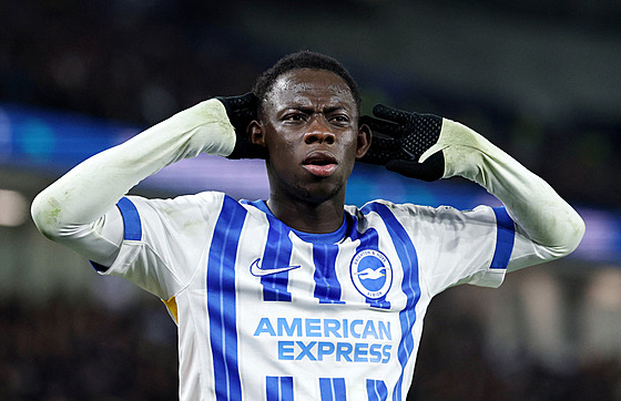 Yankuba Minteh slaví branku proti Chelsea.