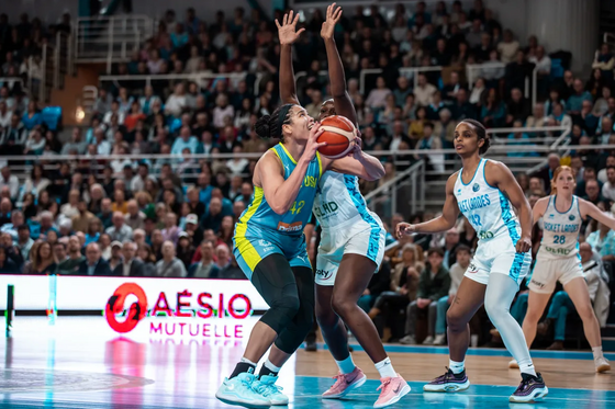 Brionna Jonesová a Teja Oblaková.
