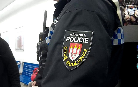 Dívka strá�ník�m p�iznala, �e si koupila lahev tvrdého alkoholu.