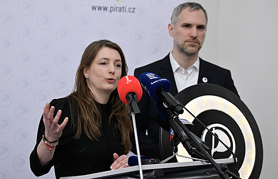 P�edseda Pirát� a volební lídr Zden�k H�ib p�evzal od svého p�edch�dce v �ele...