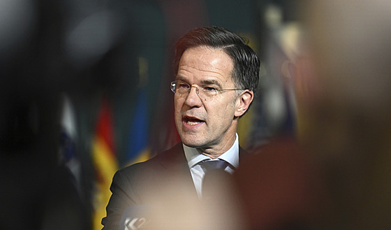 Generální tajemník NATO Mark Rutte hovoí s médii pi píchodu na zasedání...