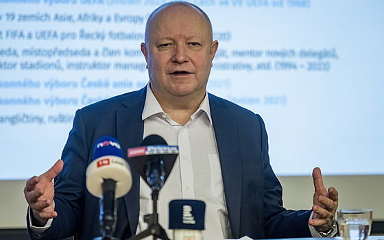 Petr Fousek, p�edseda fotbalové asociace, na tiskové konferenci p�edstavuje...