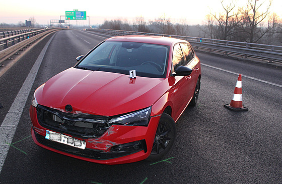 Po poheovaném zstalo havarované auto na dálnici D1, ze kterého idi utekl.