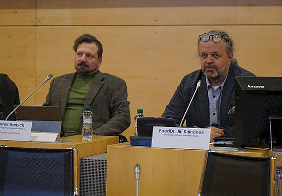 1. nám�stek hejtmana Ji�í Kulhánek a vlevo sedící Marek Hartych, generální...