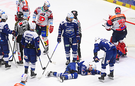 Brn�nský obránce Marek �aloga le�í na led� po tvrdém zákroku do hlavy od...