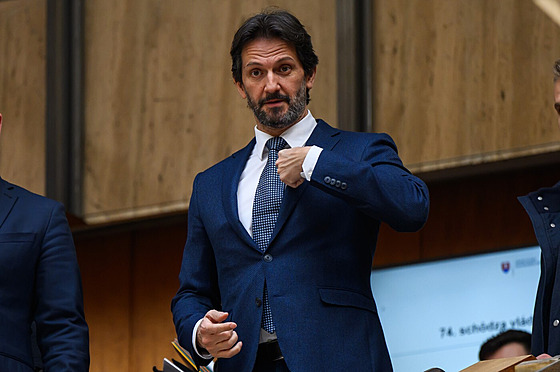 Ministr obrany Robert Kali�ák na jednání vlády (19. února 2025)