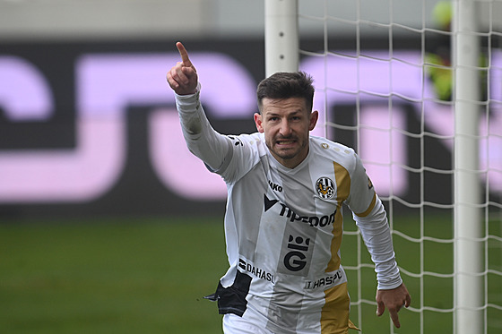 Hradecký kídelník Václav Pila slaví gól do sít Bohemians.