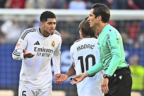 Záloník Realu Madrid Jude Bellingham v diskusi s hlavním rozhodím poté, co...