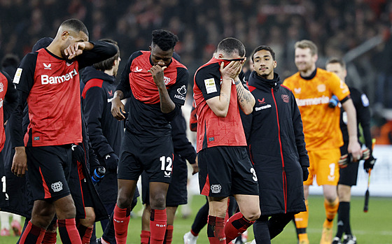 Zklamaní fotbalisté Leverkusen po remíze s Bayernem.
