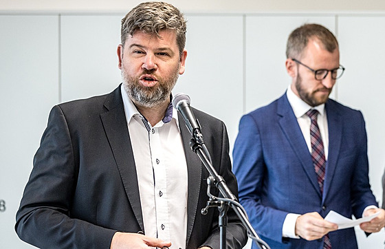Politici TOP 09 Jiří Pospíšil a Ondřej Kolář při otevření knihovny na...