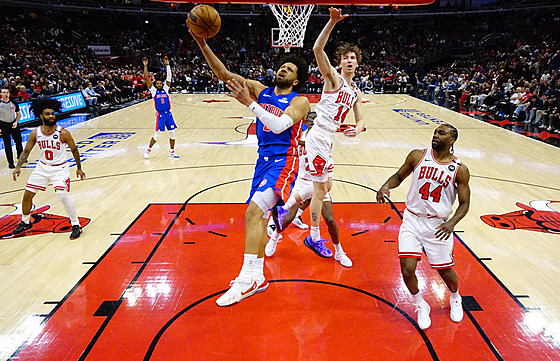 Cade Cunningham z Detroitu zakon�uje na ko� Chicaga kolem Matase Buzelise (14).