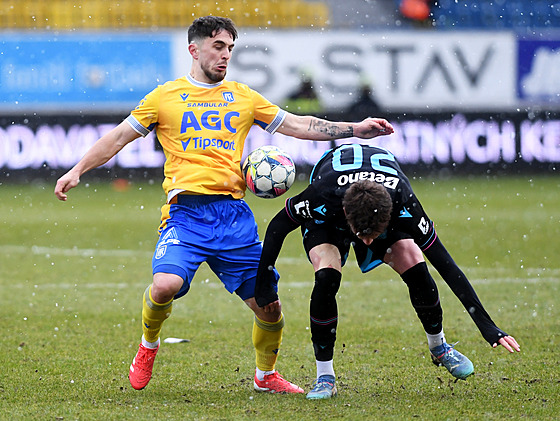 Teplický fotbalista Richard Sedlá�ek (vlevo) v zápase s Plzní