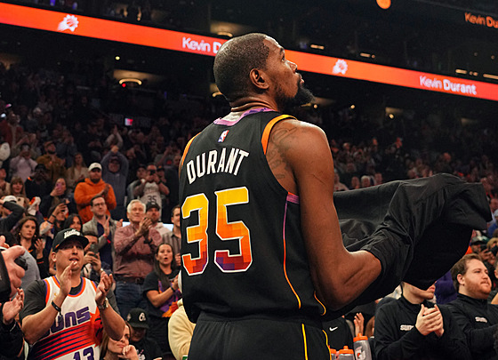 Kevin Durant sleduje jásající fanouky Phoenix Suns, práv nastílel 30 000...