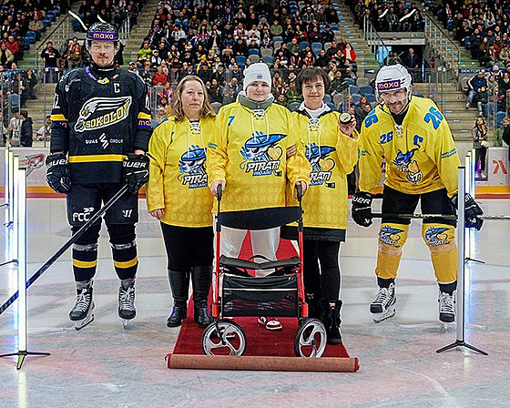 Proti Sokolovu nastoupil Chomutov v charitativních dresech.