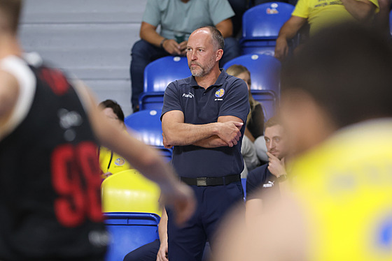 Petr Czudek sleduje hru svých opavských sv��enc�.