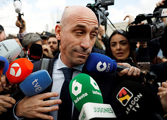 Luís Rubiales mí�í k soudu, �elí zájmu noviná��.